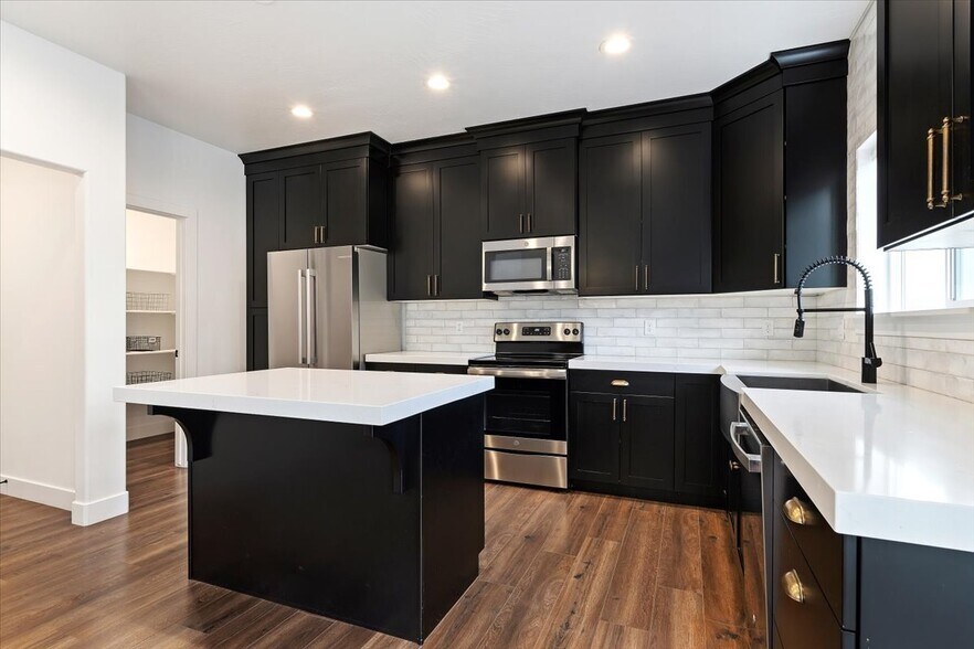 Building Photo - 4729 E Lk Cor Dr