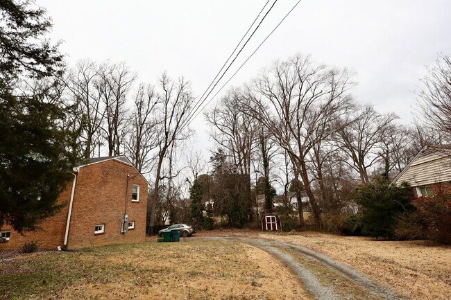 Building Photo - 3012 Elmbrook Rd