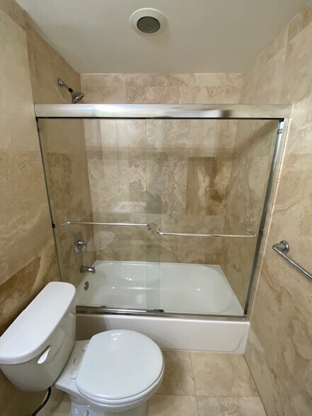 Tub/Shower - 1872 NE 46th St