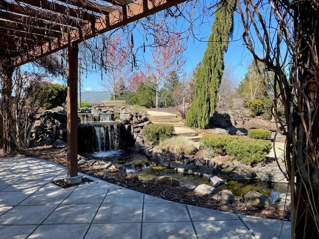 Building Photo - Eagle Crest Condo at Lone Pine