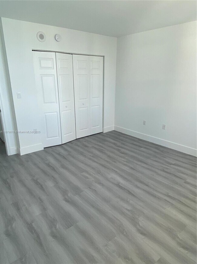 Building Photo - 1155 Brickell Bay Dr