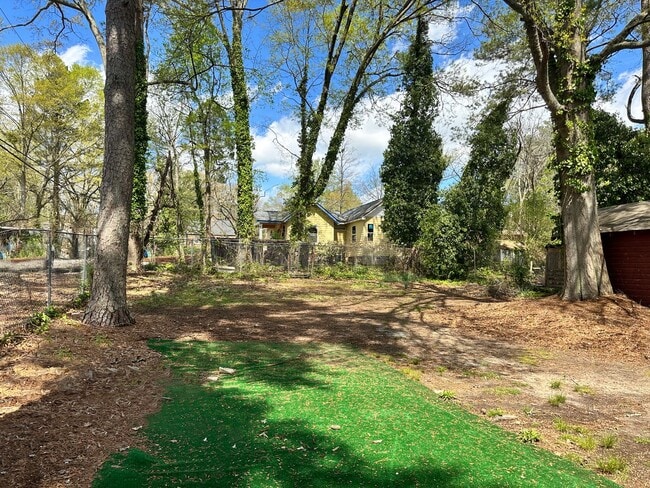 Building Photo - 2 bedroom 1 bath bungalow in the heart of ...