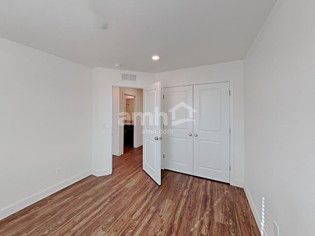 Building Photo - 632 W Hackamore Ave