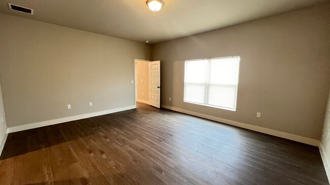 Building Photo - Available NOW! Adorable 4 Bedroom, 2 Bathr...