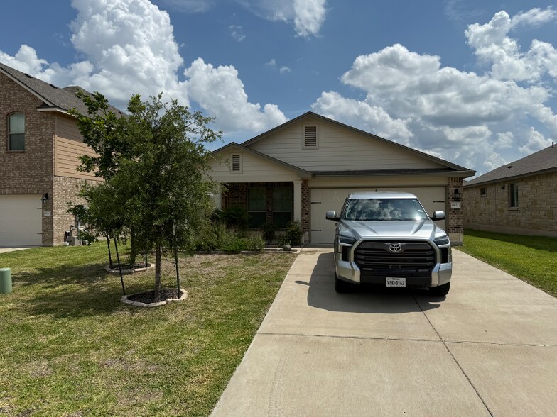 Building Photo - 9019 Stonehollow