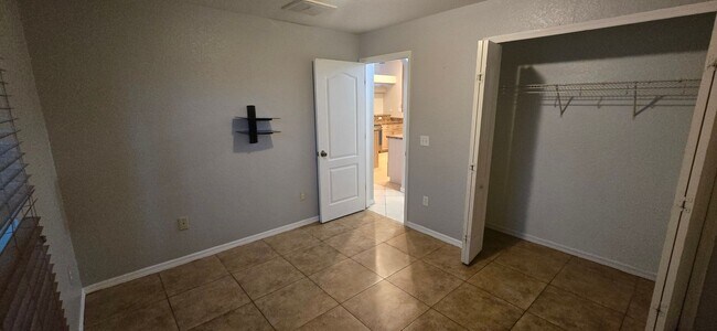 Building Photo - Huge Three Bedroom- 2 bath + den, 2 car ga...