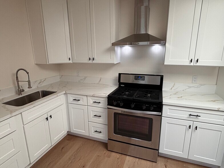 Building Photo - 6534 Peach Ave