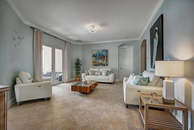 Building Photo - 8980 Lakeview Pl