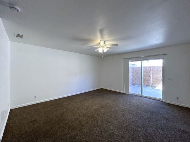 Building Photo - AVAILABLE NOW!! 3 Bedroom 2 Bath Apartment...