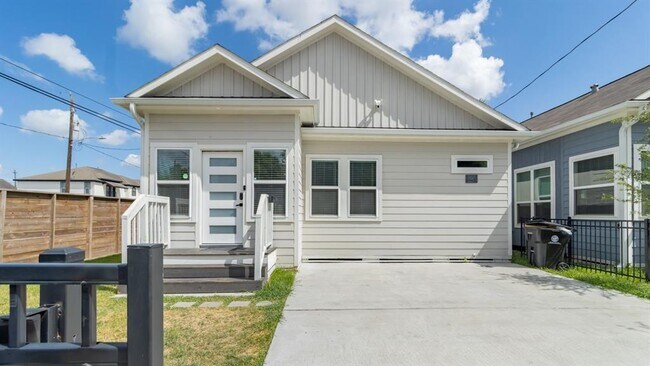 Primary Photo - 505 Carl St