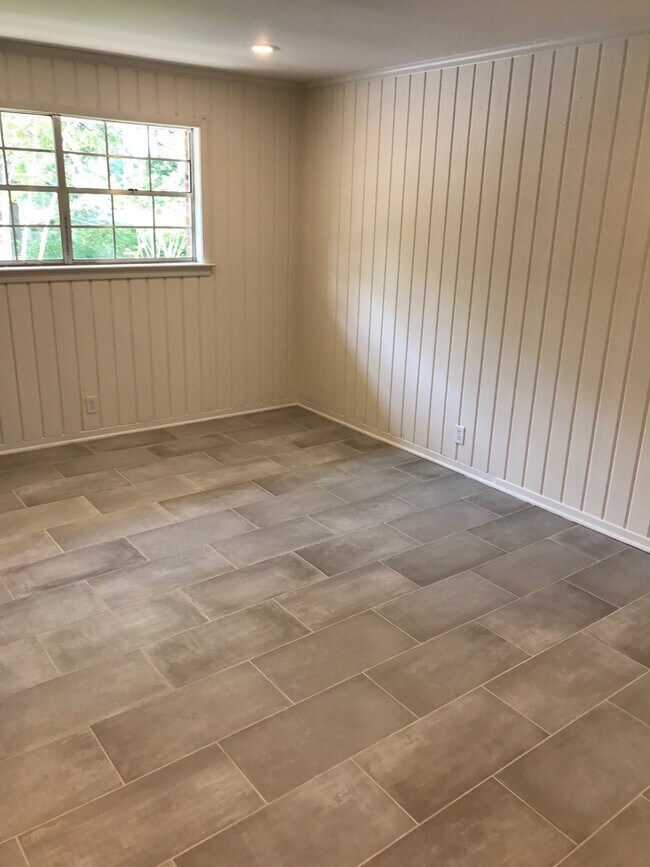 Building Photo - Beautiful home in quiet neighborhood