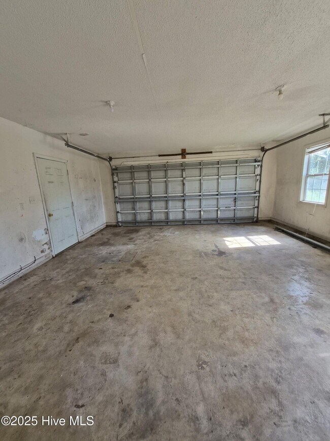 Building Photo - 204 Zachary Ln