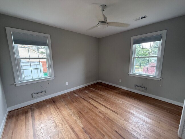 Building Photo - Three Bedroom Two Bath Home in Ridgeview/Parham & Ridge Area. Available in December!