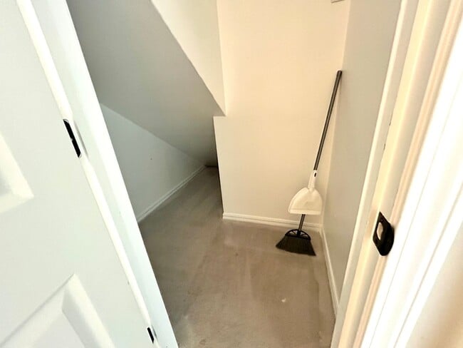 Building Photo - Well appointed 2 bed, 2.5 bath Townhouse