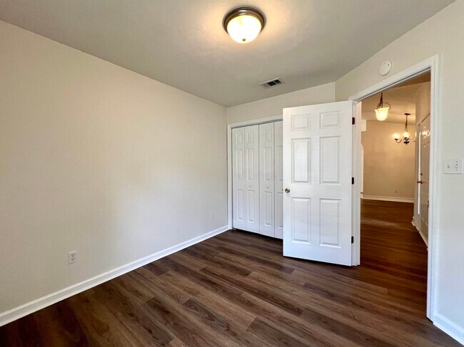 Building Photo - 2031 Sunny Dale Dr