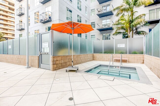 Building Photo - 645 W 9th St