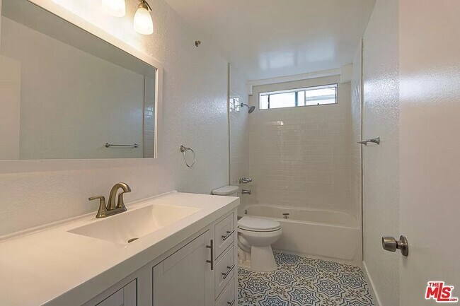 Bathroom - 601 S Grevillea Ave