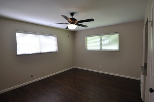Building Photo - Tour Today! 3 bedroom in the heart of Sout...
