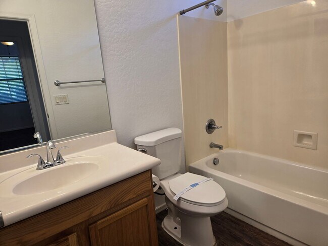 Building Photo - Spacious 4 bed, 3 full bath home in New Ri...