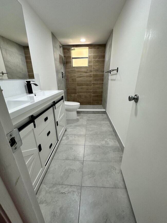 Building Photo - 410 NW 68th Ave