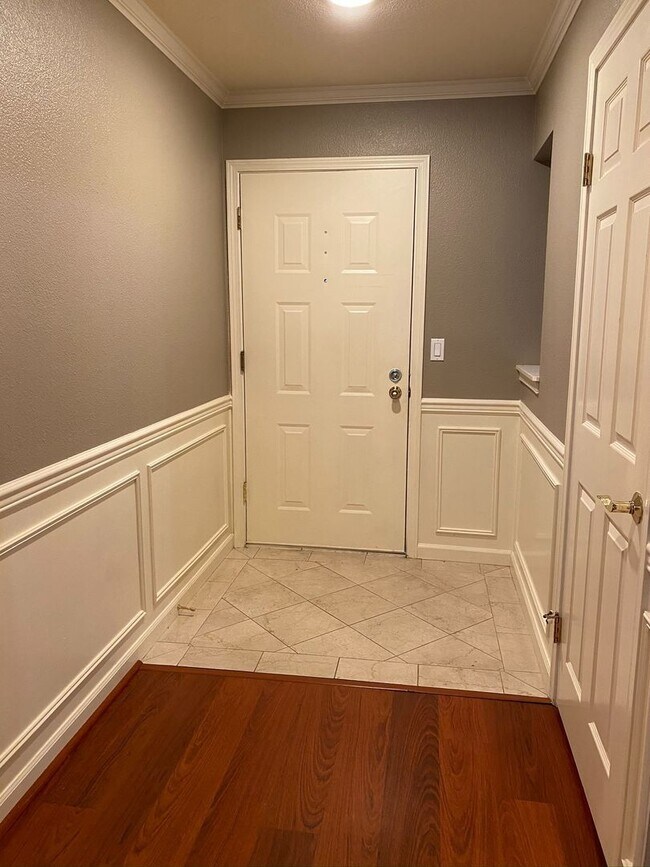 Building Photo - Desired Location in Kirkland - 2 Bedroom 2...