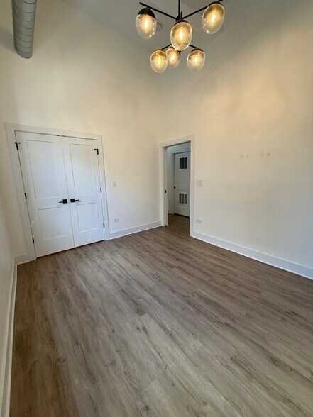 Building Photo - 4735 N Artesian Ave