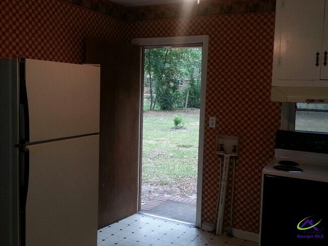 Building Photo - 323 Bernard Dr