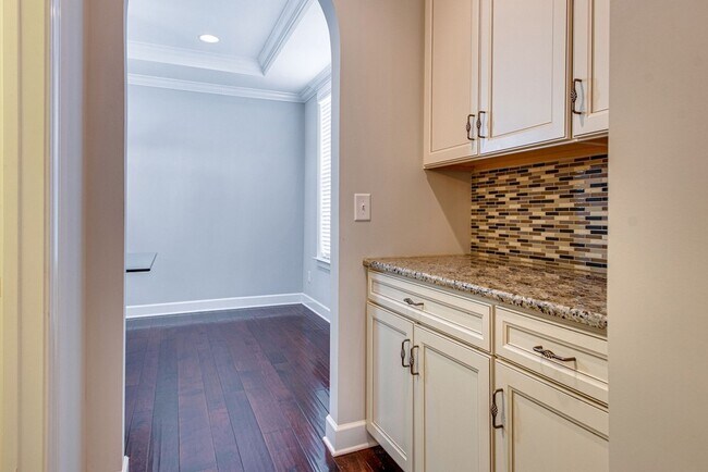 Building Photo - 9810 Glenmore Ln