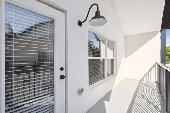 Building Photo - 1602 Park Lake St