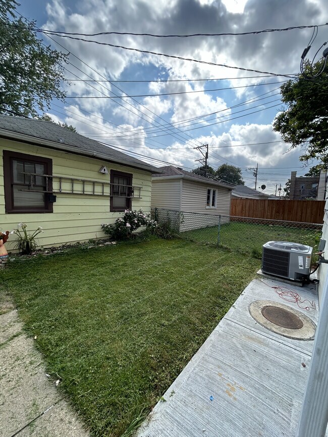 Building Photo - 5339 W Montrose Ave