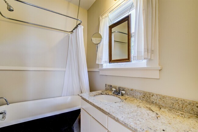 Building Photo - 1001 Bomar St