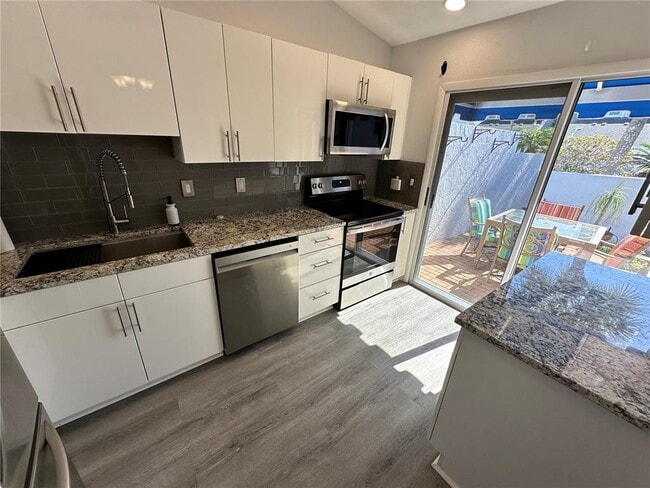 Building Photo - 864 Waterside Ln