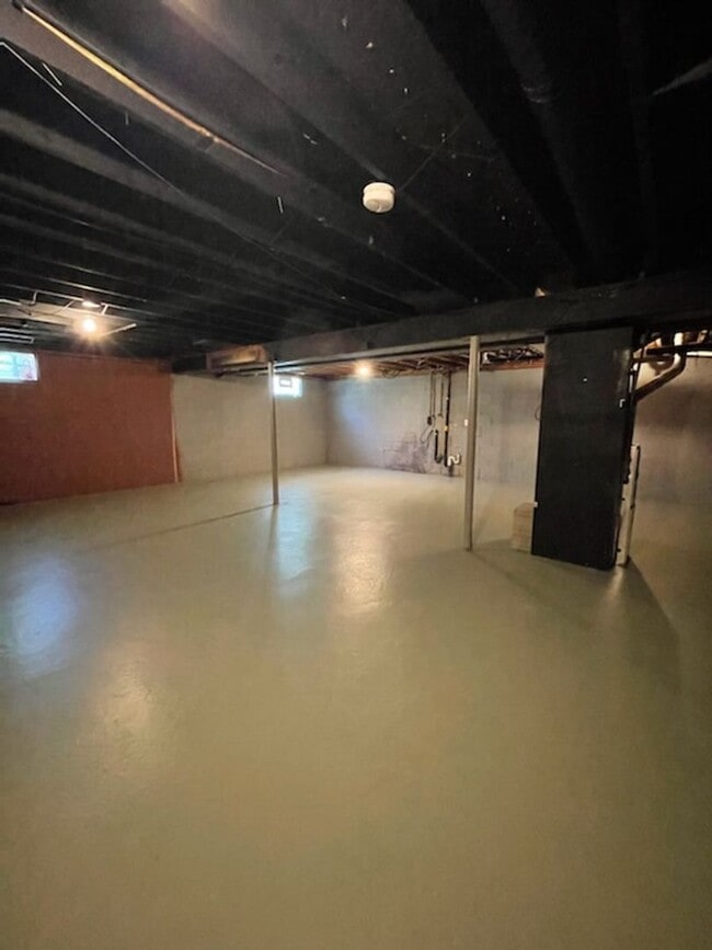 Building Photo - Beautiful 3 bed home 2 bath house w/ attac...