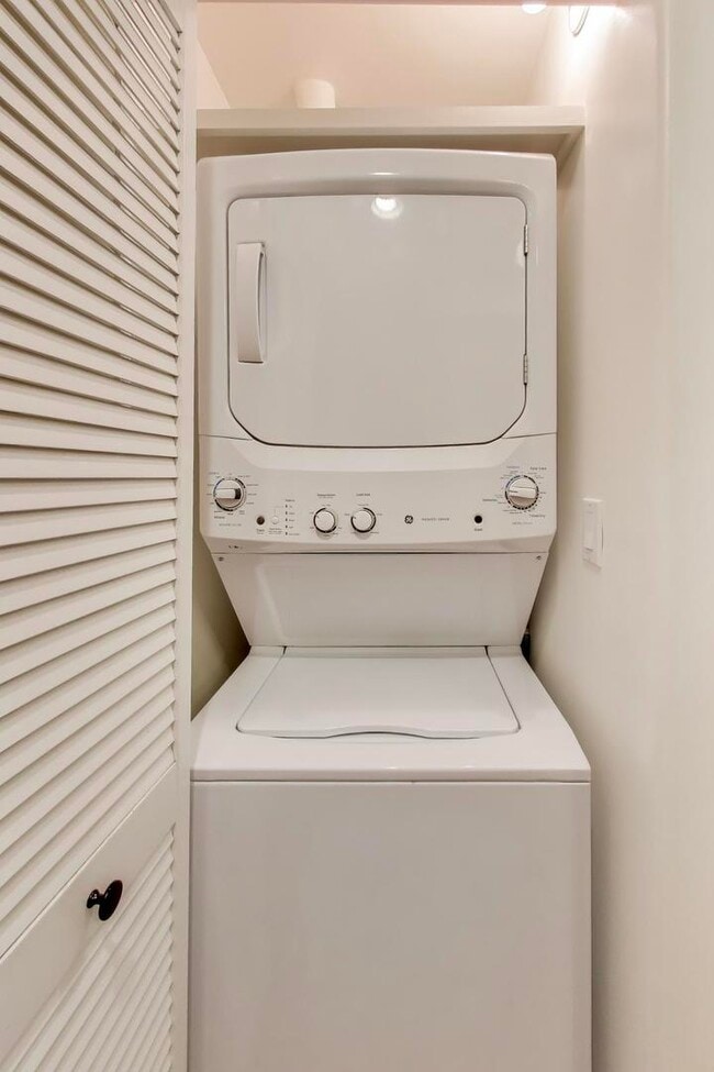 Building Photo - 528 W Cornelia Ave