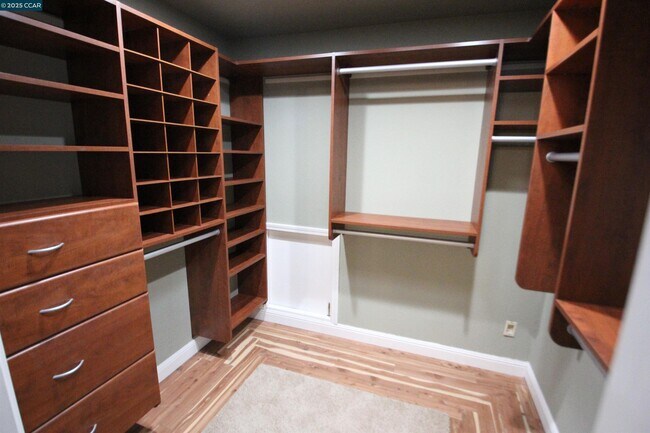 Building Photo - 898 Luxury Dr