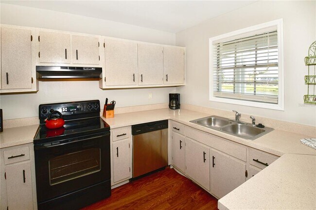 Building Photo - 204 Pompano Dr SE