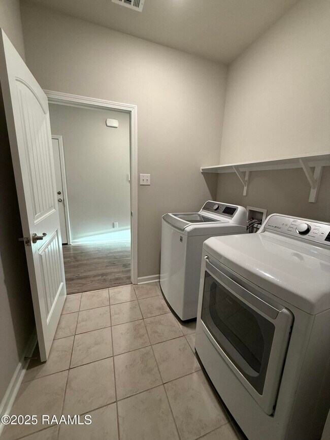 Building Photo - 200 Broussard Hl Dr