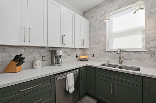 Building Photo - Furnished 2 bedroom
