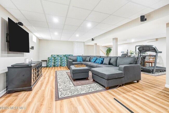 Building Photo - 7 Oak Tree Ln