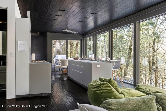 Building Photo - 70 Raybrook Dr