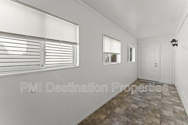 Building Photo - 3201 Creekwood Dr