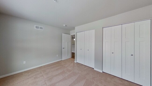 Building Photo - Condo Style Lower 2 Bedroom 2 Bathroom plus Den Apartment