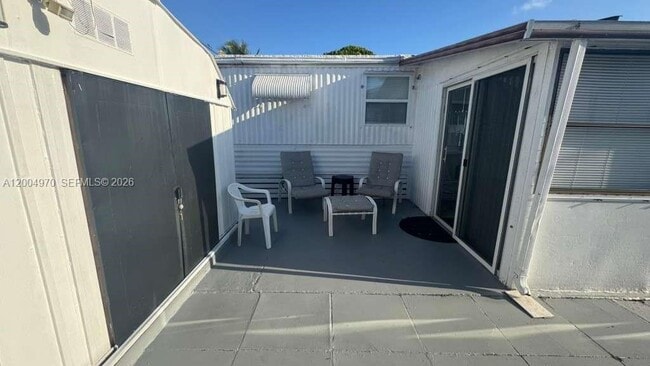 Building Photo - 219 W Lake Dr