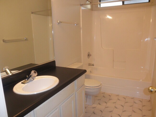 Building Photo - 3 bedroom/2.5 bath in Lake Wildwood, Penn ...