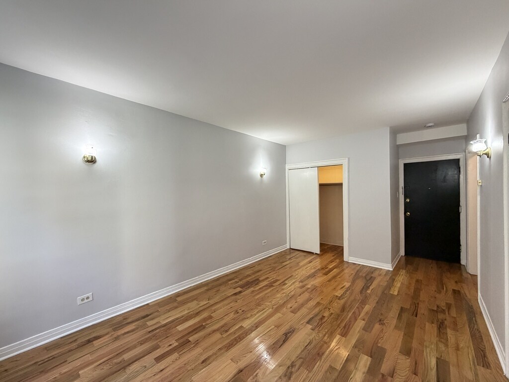 Building Photo - 843 W Leland Ave