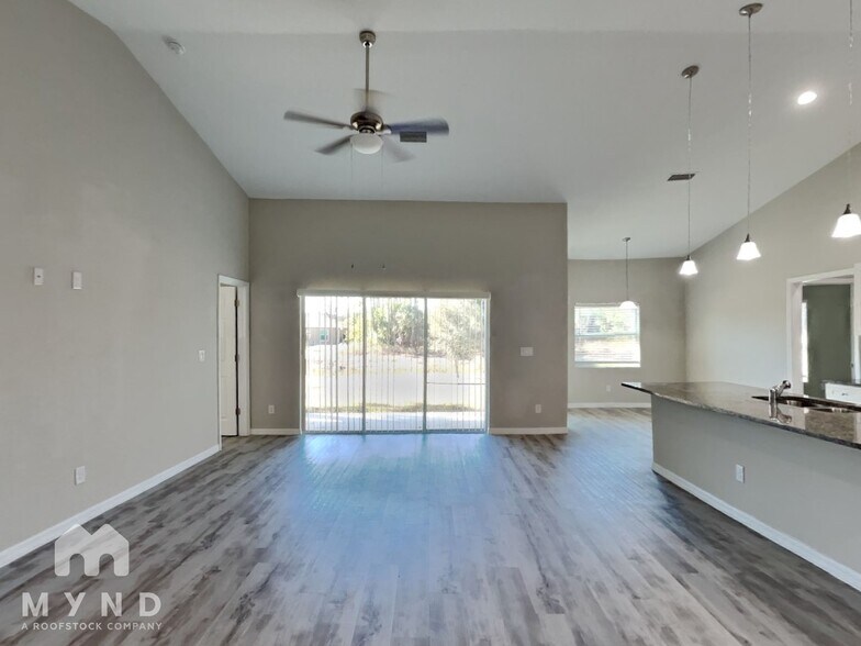 Building Photo - 7423 W Cameo Cir