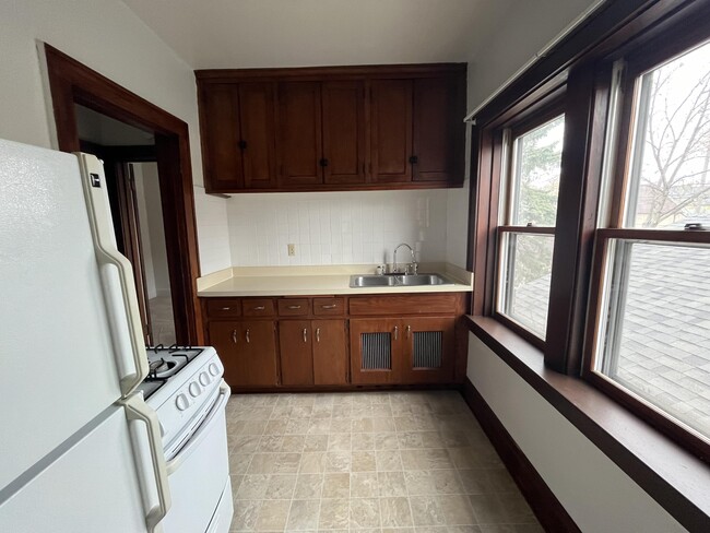 Building Photo - 5219 S Lake Dr