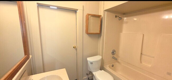 Building Photo - 2 Bedroom 1 Bathroom home;  $725!