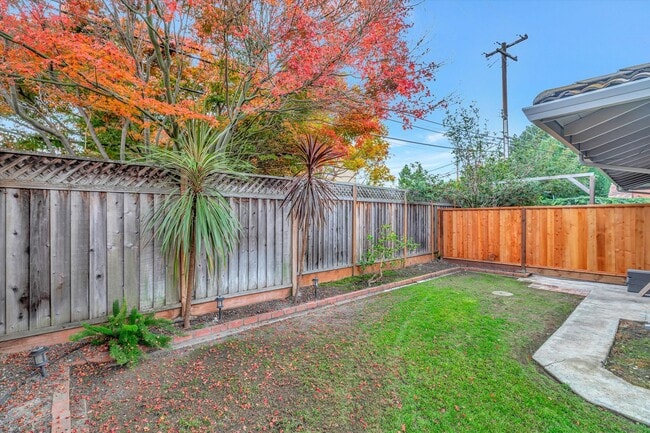 Building Photo - Duplex with 1.5 Bath and One Car Garage