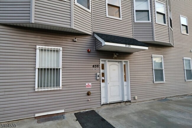 Building Photo - 456 Avon Ave